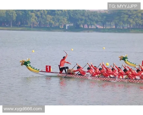《激情四溢的泳池赛场，运动员们奋勇争先，展开速度与技巧的巅峰对决》