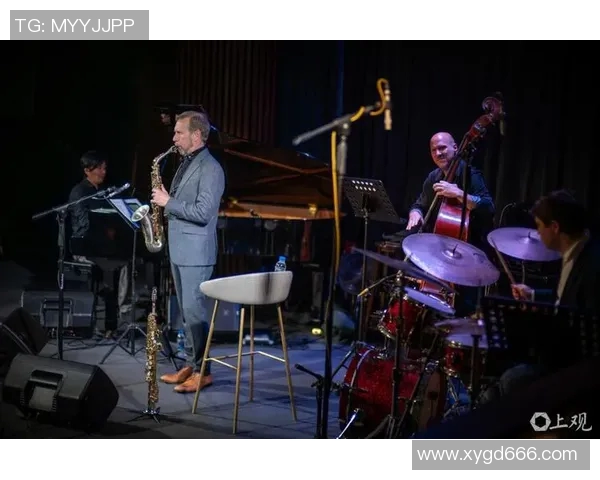 爵士乐的魅力与发展历程探索：从蓝调到现代的音乐创新与文化影响